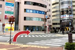 スクランブル交差点をマクドナルド方向へ進む